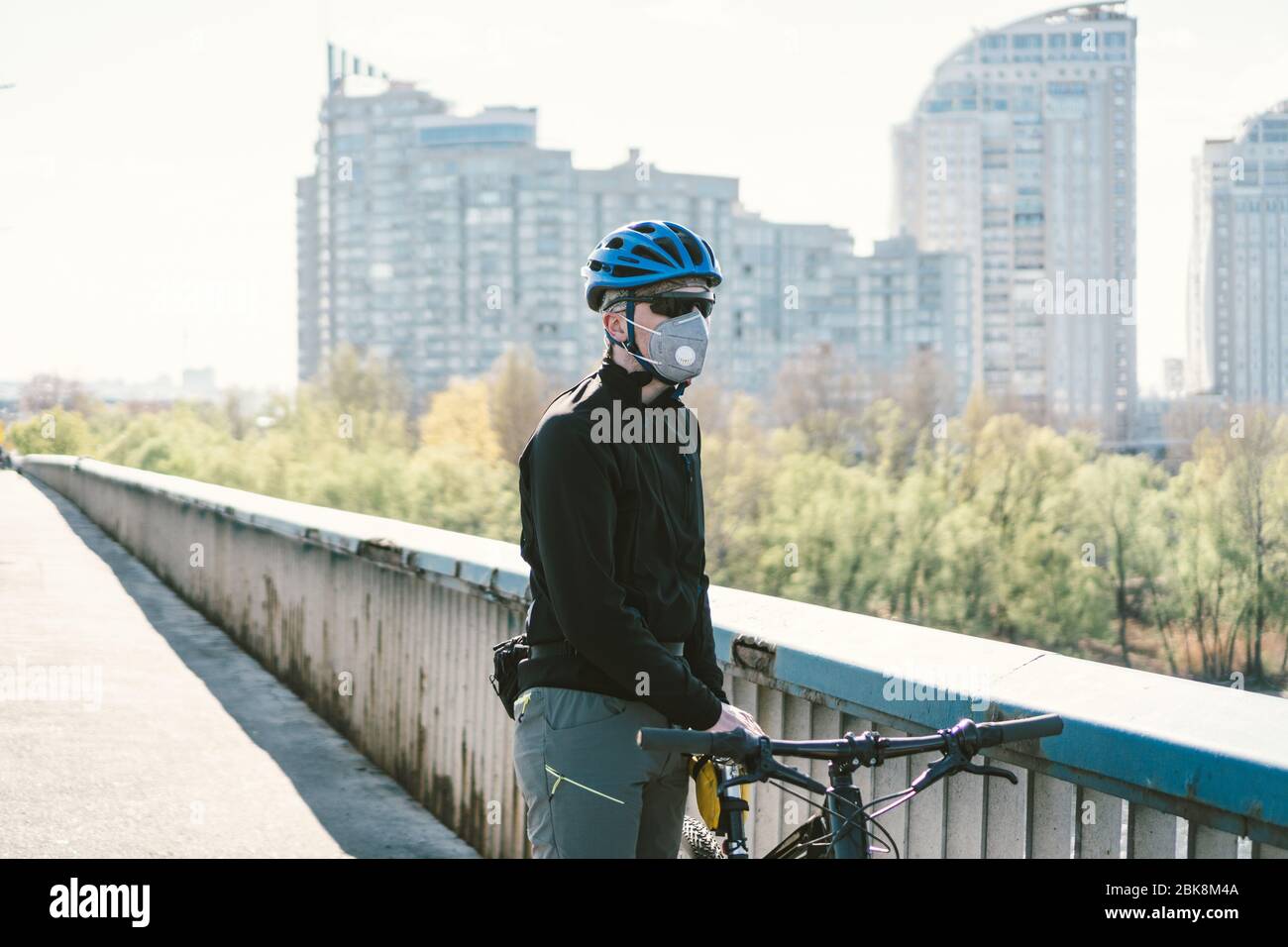ciclista masculino en bicicleta de montaña en máscara protectora respirador  en ciudad contaminada. viaje de tipo para trabajar en el medio ambiente de  transporte, urbano eco raffic Fotografía de stock - Alamy