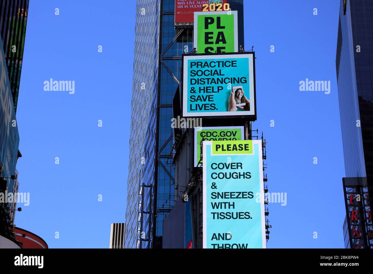 Cartelera de los CDC en el centro de Times Square, Nueva York, mostrando consejos para la prevención del coronavirus 1 de mayo de 2020 Foto de stock