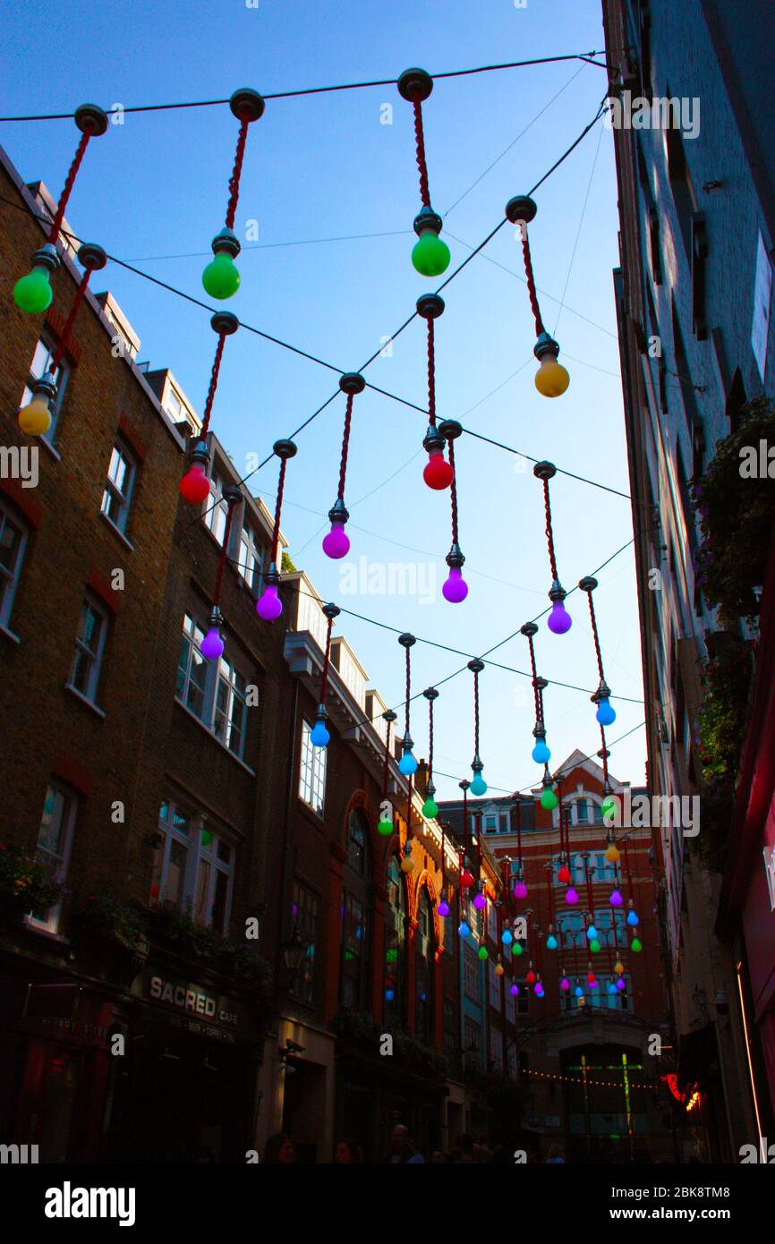 Decoración navideña en Londres en las calles inglesas en Navidad con bolas  de colores en el aire en el reino unido Fotografía de stock - Alamy