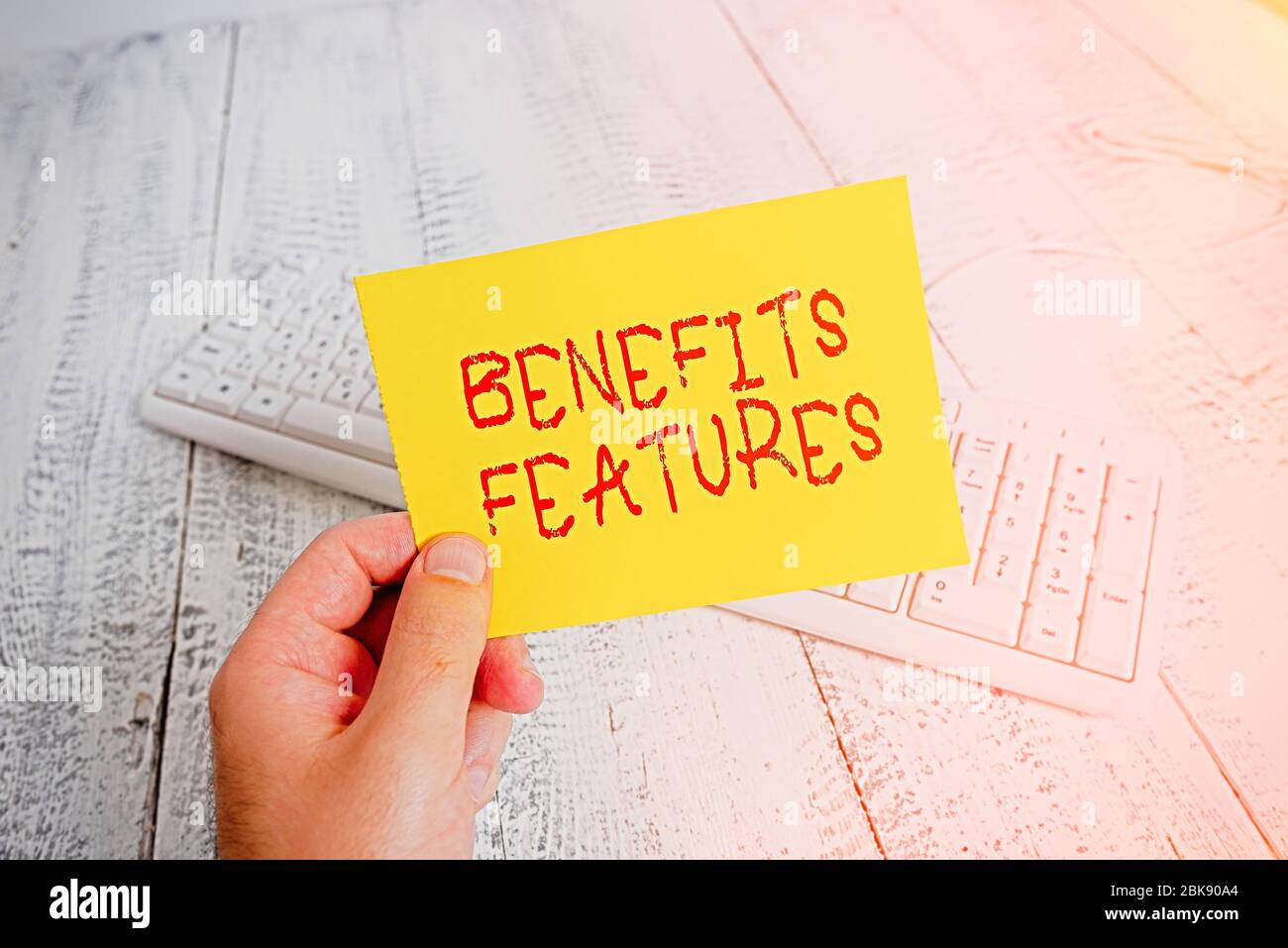 Escritura manual conceptual que muestra las características de