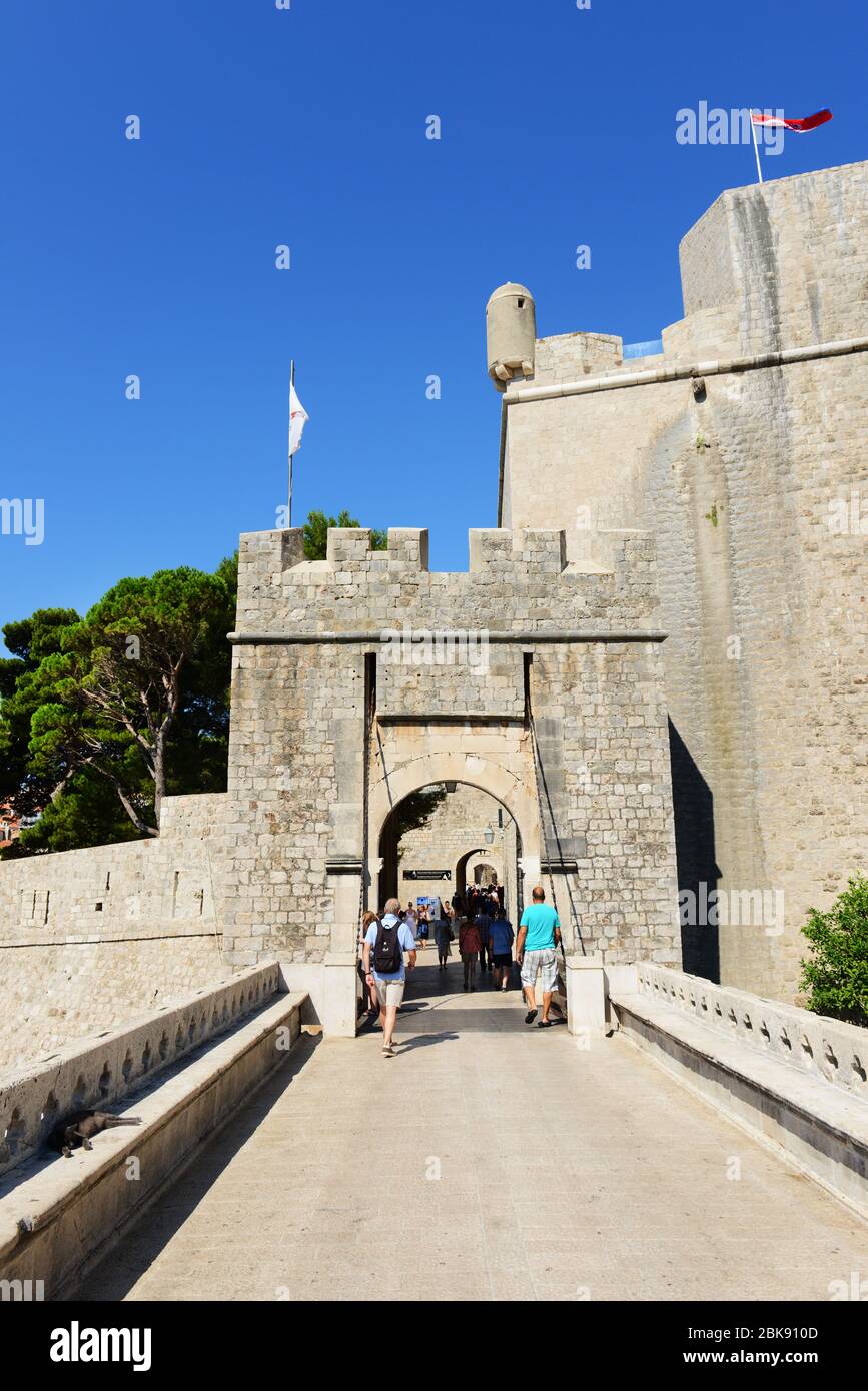 Puerta de Ploče que conduce al casco antiguo de Dubrovnik. Foto de stock