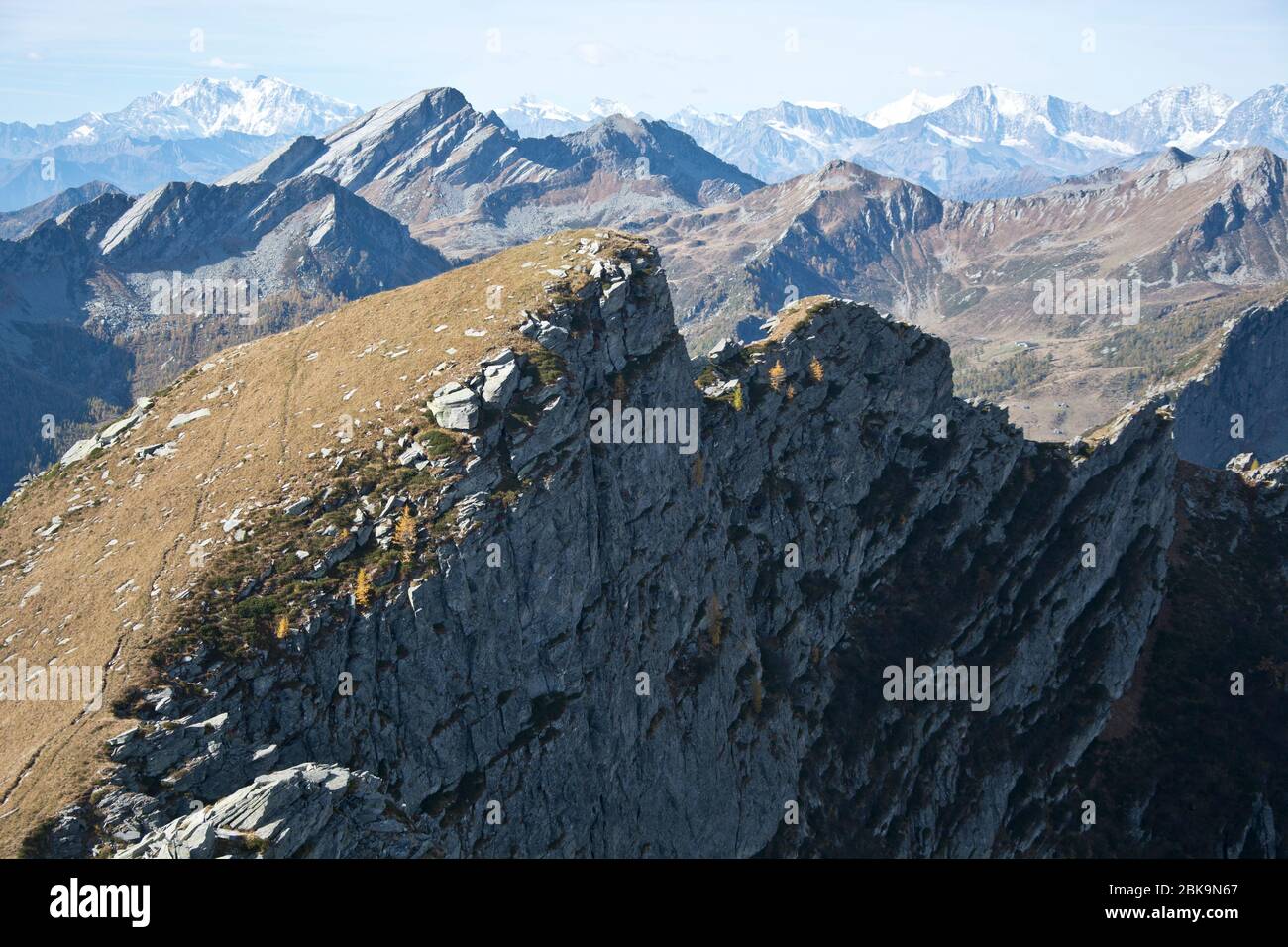Aussicht vom schweizerisch-italienischen Grenzberg Pilone über die Täler Onsernone und Vergeletto Foto de stock