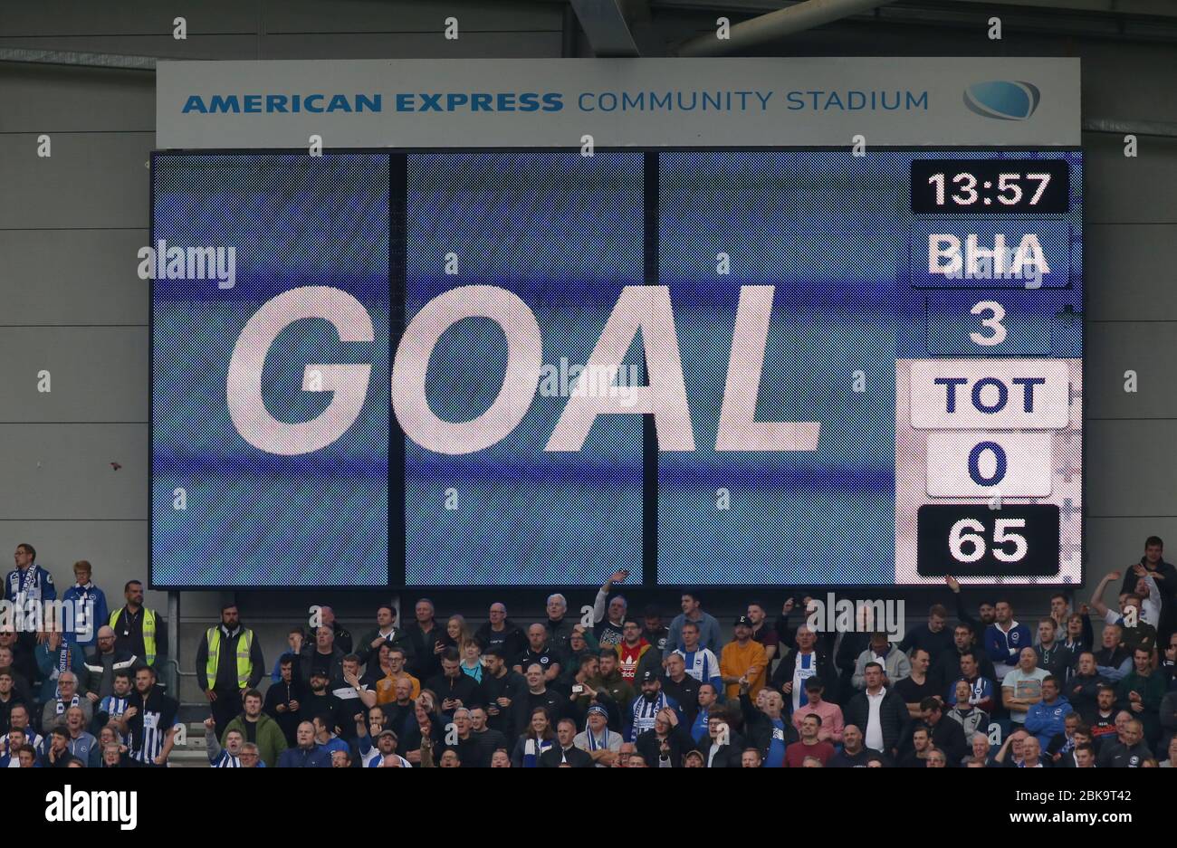 El marcador muestra la puntuación mientras Brighton lo hace 3-0 durante un  partido de fútbol de la Liga Premier inglesa entre Brighton & Hove Albion y  Tottenham Hotspur en el estadio Amex