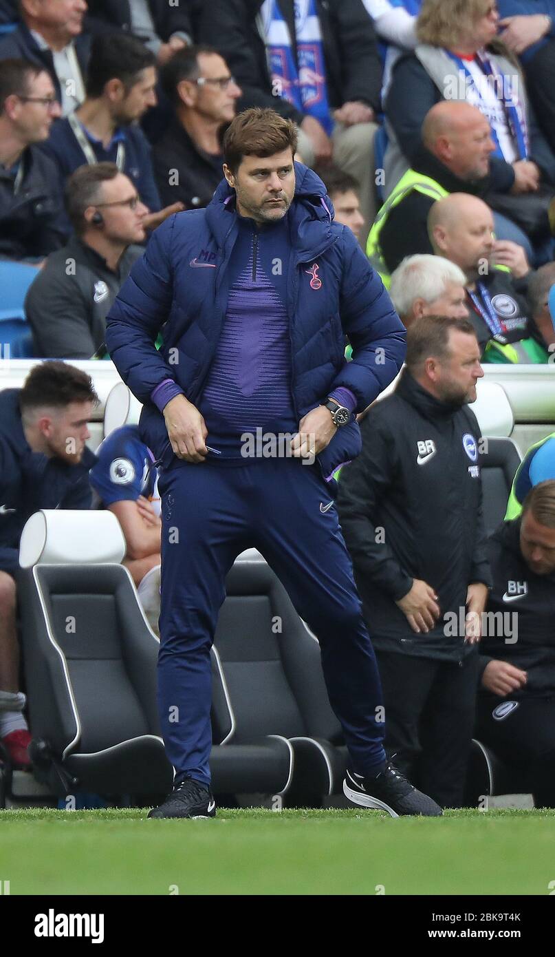 Mauricio Pochettino, el gerente de Tottenham, levanta sus pantalones de durante un partido de de la Liga Premier inglesa Brighton & Hove Albion y Tottenham Huotspur el estadio