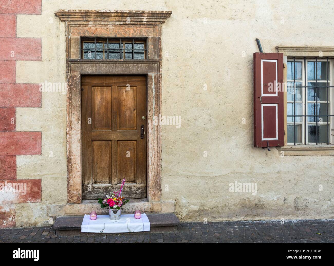 Puerta decorada con jarrón de flores para las fiestas de Corpus Christi en el sur del Tirol, Trentino Alto Adige, Italia Foto de stock