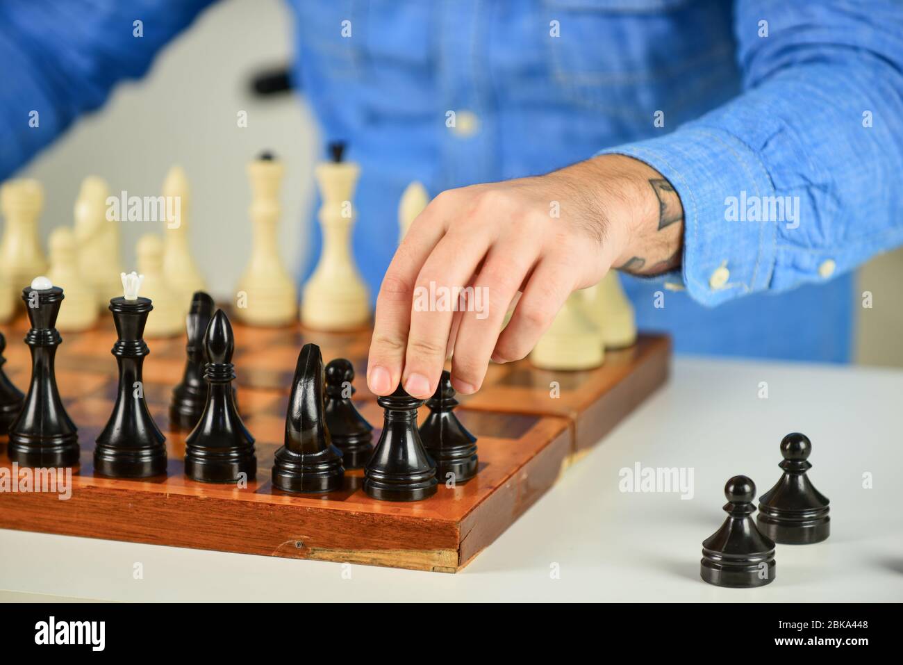 Tácticas es saber qué hacer. Lección de Ajedrez. Concepto de estrategia.  Jugando al ajedrez. Hobby intelectual. Figuras en tablero de ajedrez de  madera. Piense en el siguiente paso. Lógica de desarrollo. Aprender