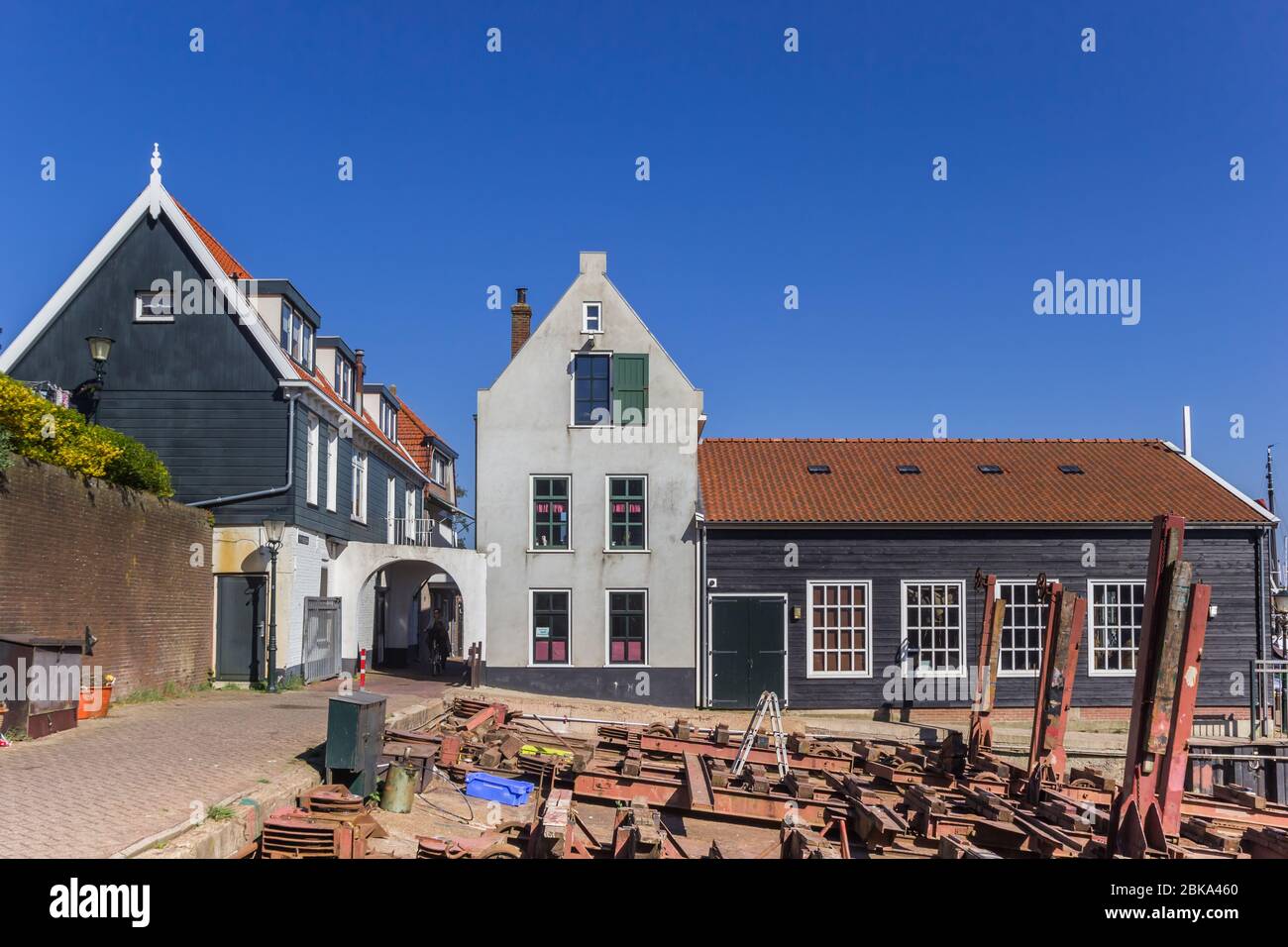 Casas históricas en el antiguo astillero de Urk, Holanda Foto de stock