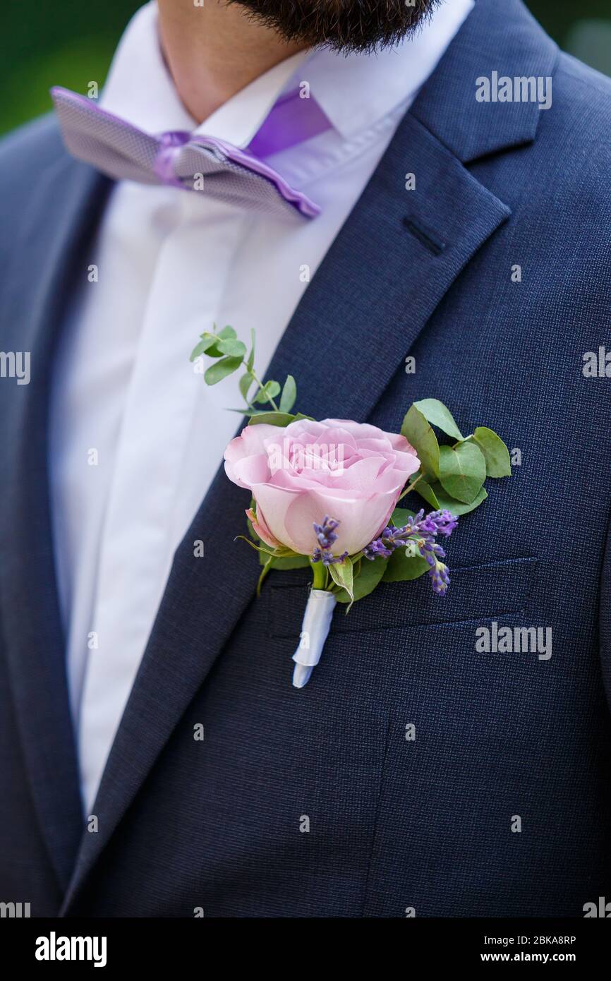 Ramo de flores en una chaqueta de hombre, traje azul Fotografía de stock -  Alamy