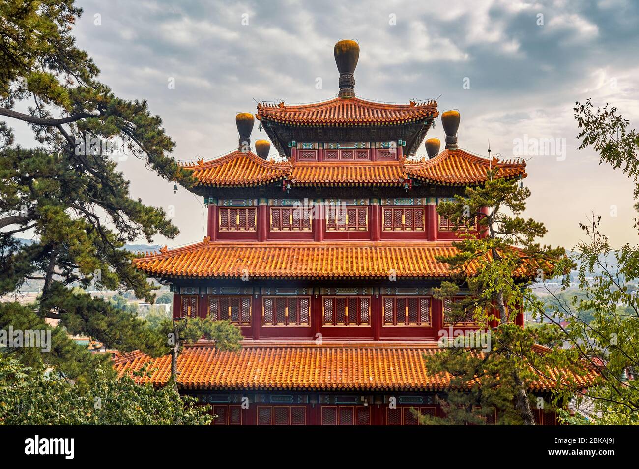 Templo de la Paz Universal, Puning Si, uno de los ocho templos exteriores de Chengde en Chengde Mountain Resort, residencia de verano de los emperadores de la dinastía Qing Foto de stock