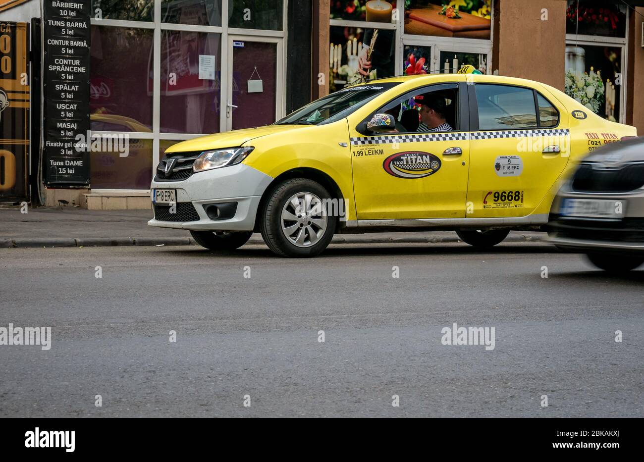 Bucarest/Rumanía - 05.01.2020: Un coche en la calle que pertenece a la  empresa de taxis Titan, la guerra entre las empresas de taxis y las empresas  de transporte como Uber Fotografía de