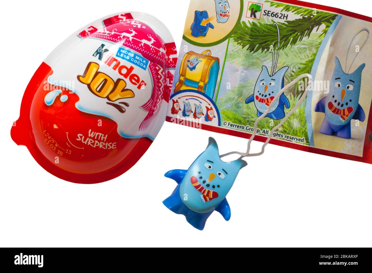 Kinder Joy huevo con sorpresa abierto para mostrar el contenido de juguetes  eliminado de adentro sobre fondo blanco Fotografía de stock - Alamy