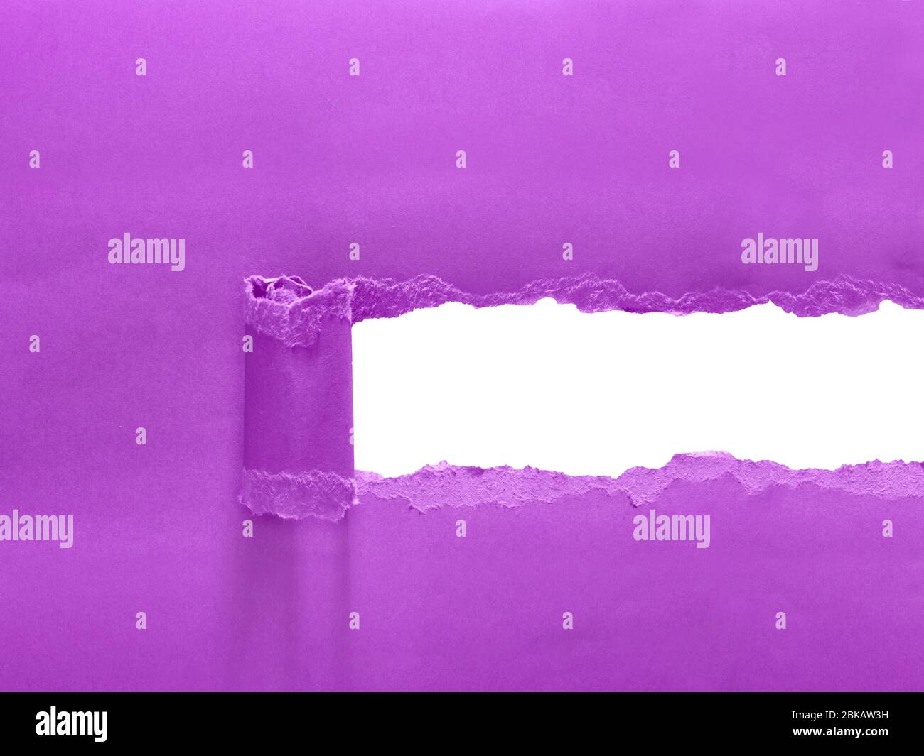 Papel roto que revela espacio en blanco para el mensaje Foto de stock