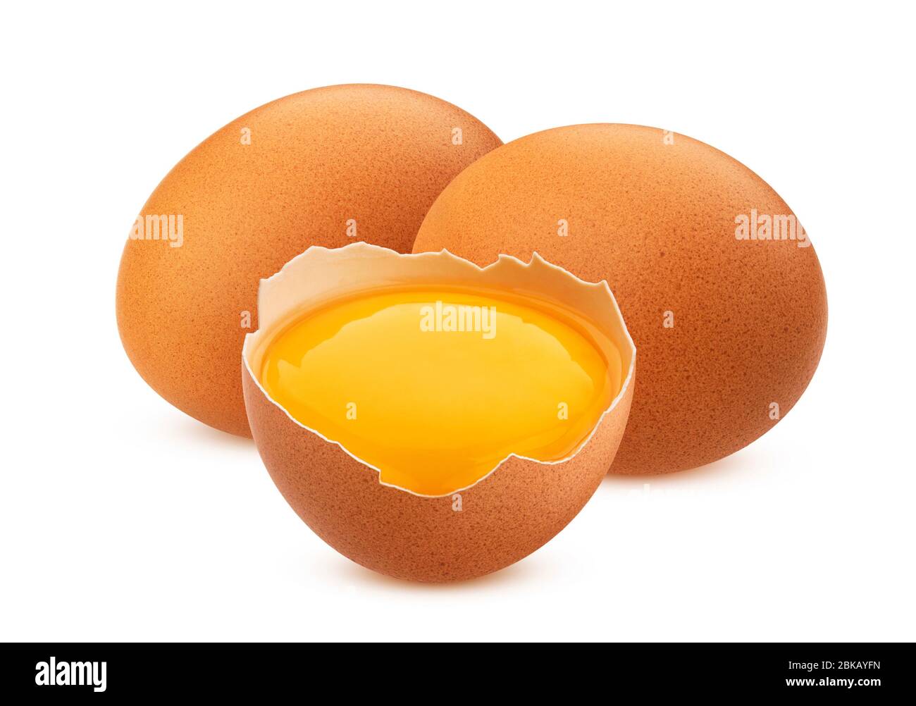 Huevos de pollo aislados sobre fondo blanco con sendero de recorte Foto de stock