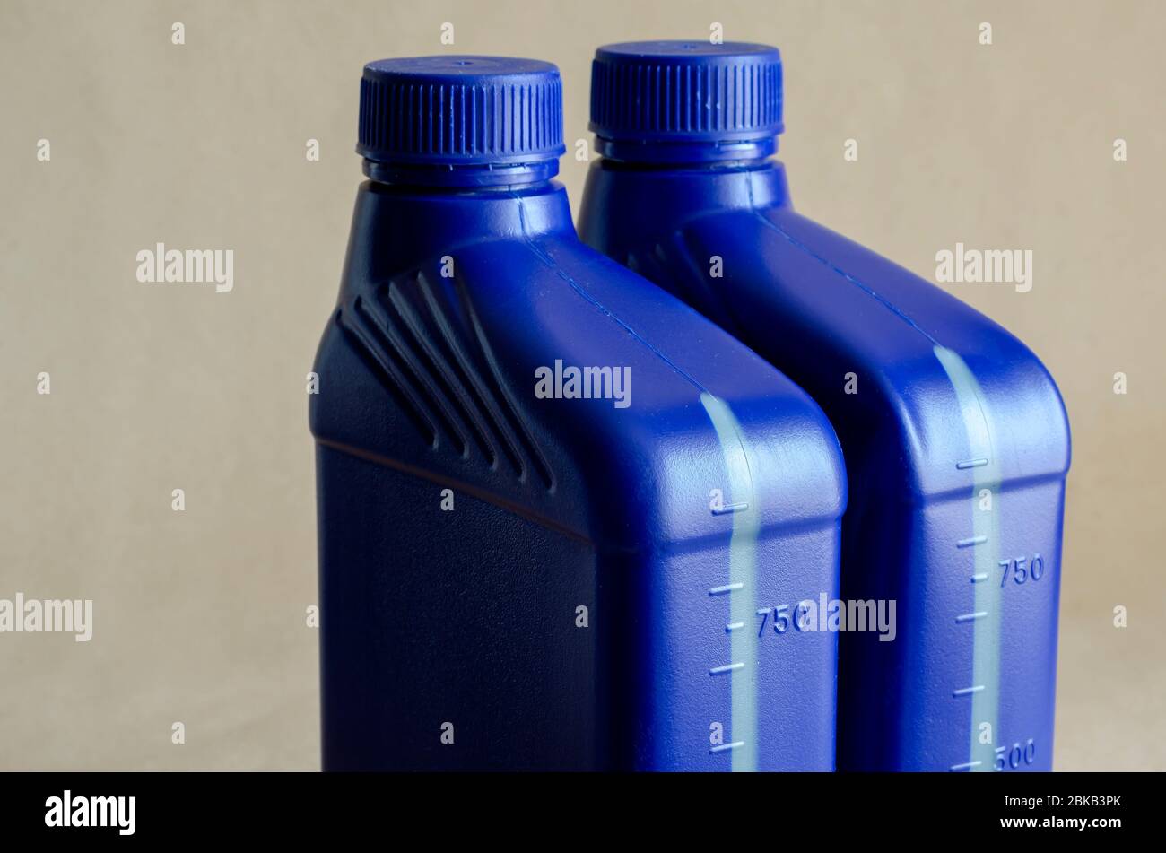 Dos recipientes de plástico azul para lubricantes sin etiqueta, recipiente  para productos químicos.recipientes de plástico de 1 litro. Primer plano.  Enfoque selectivo Fotografía de stock - Alamy