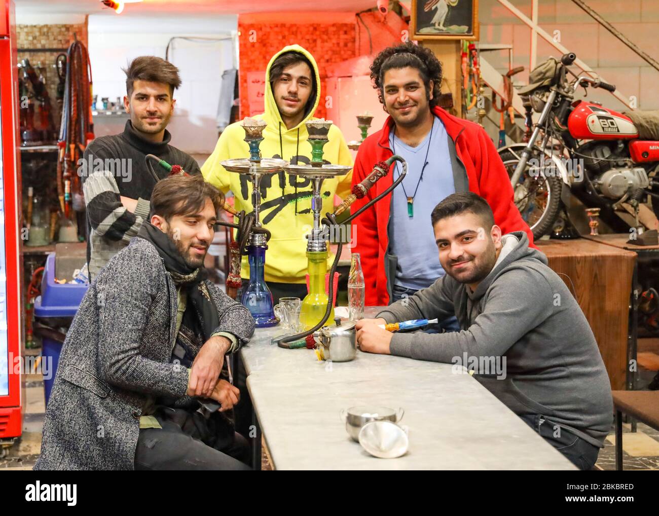 Grupo de jóvenes con shisha en el tradicional Azari Chaykhaneh (casa de té), Teherán, Irán, Persia, Oriente Medio Foto de stock