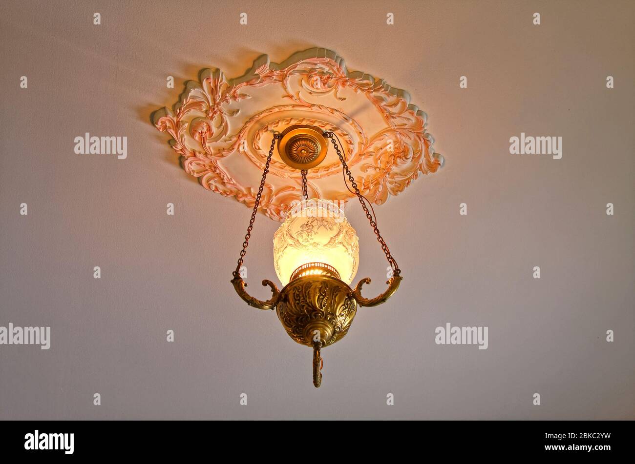 Plafón, latón antiguo, globo de cristal, 3 cadenas, mobiliario, medallón de  techo, decorativo, brillante, PR Fotografía de stock - Alamy
