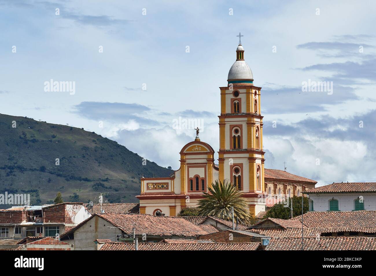Torre de la iglesia en el Cocuy, pueblo de montaña en Colombia Fotografía  de stock - Alamy