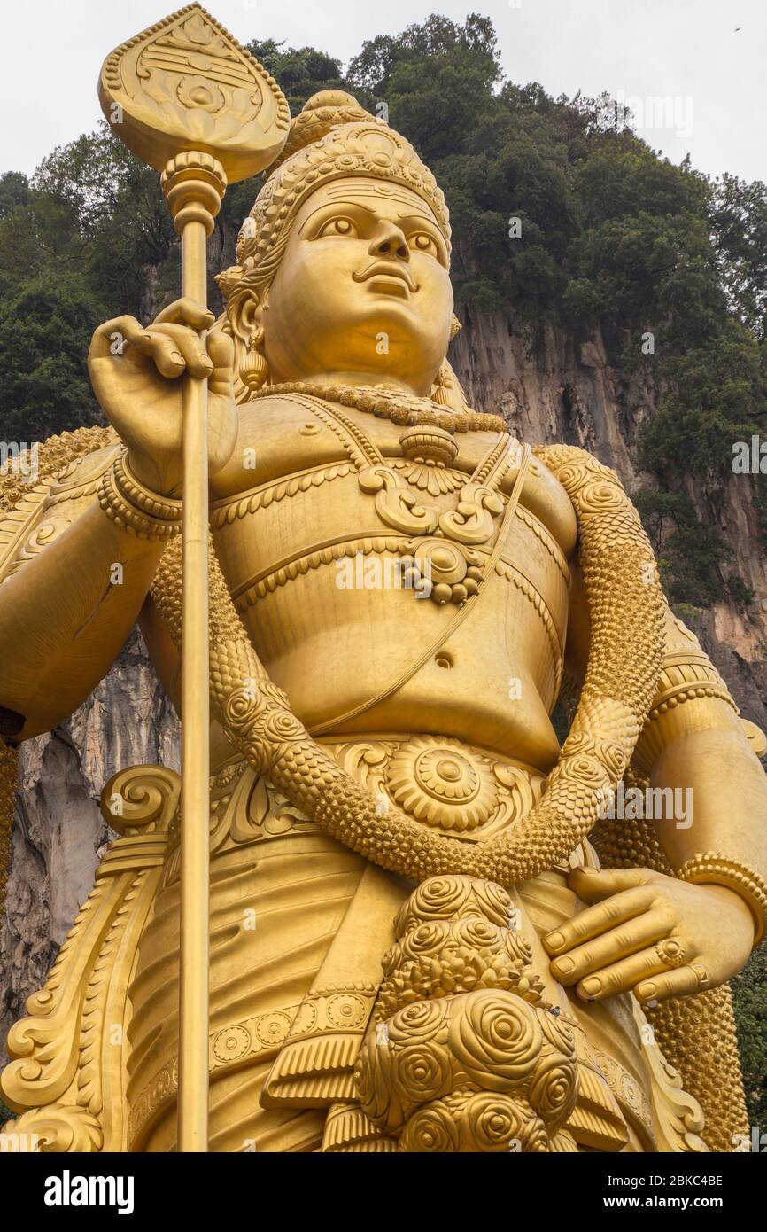 Enorme estatua de oro en las cuevas de Batu, Malasia Foto de stock