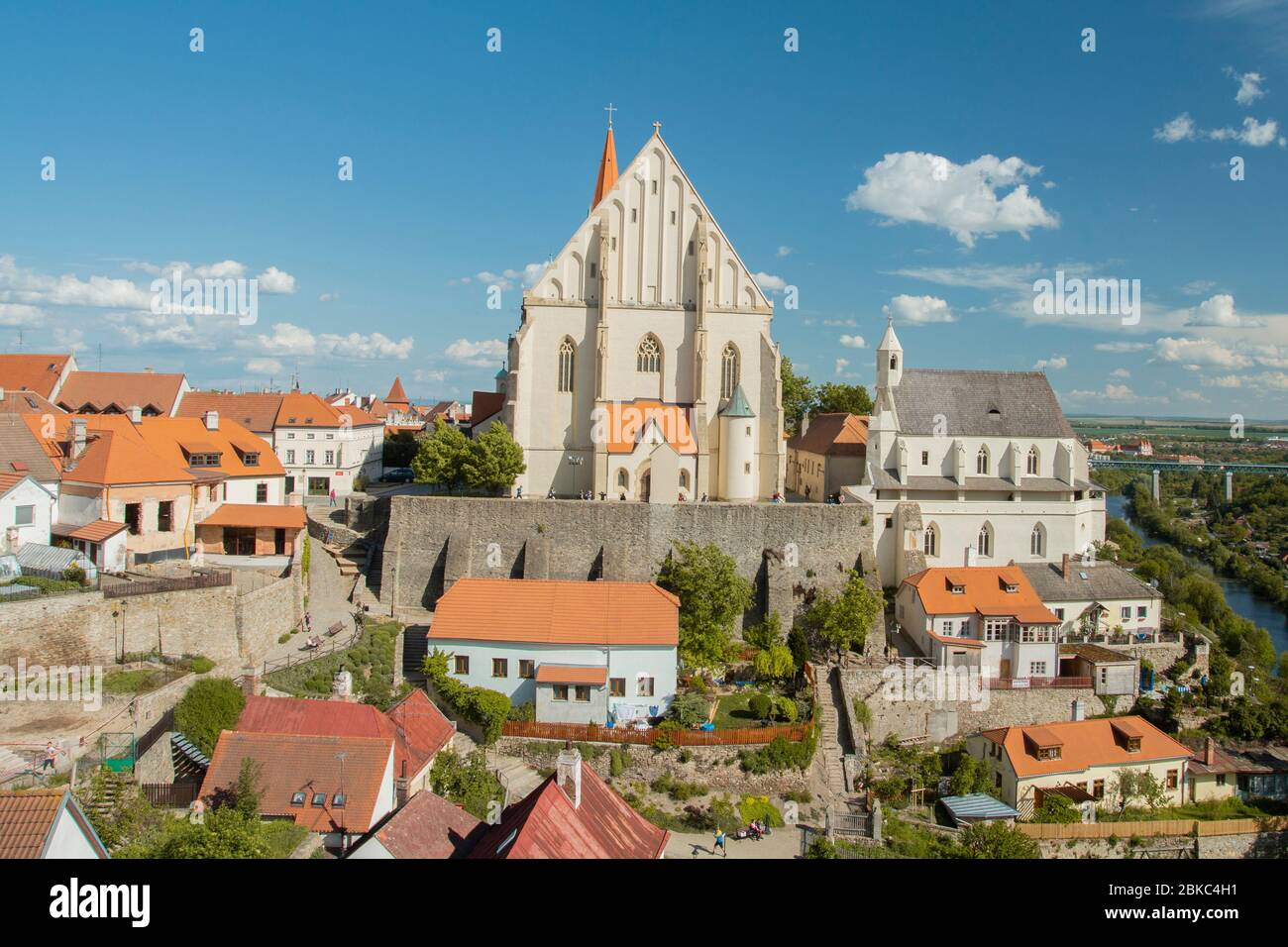 Vista del casco antiguo de Znojmo con la iglesia de San Nicolás, República Checa Foto de stock