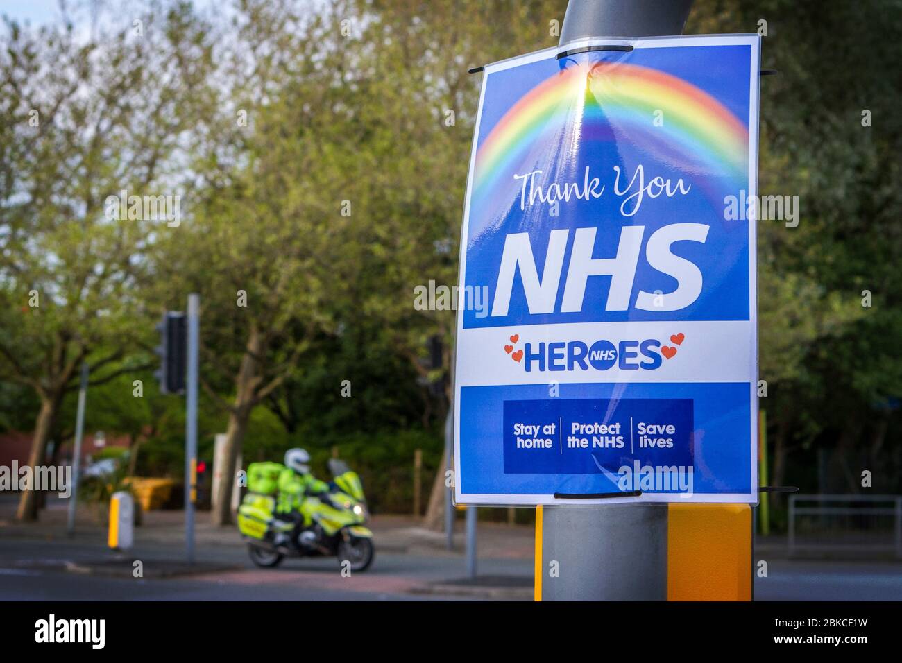 NHS coronavirus pandemia de gripe brote enfermedad muerte desastre crisis covid-19; Rainbow signos de apoyo en Southport, Reino Unido Foto de stock