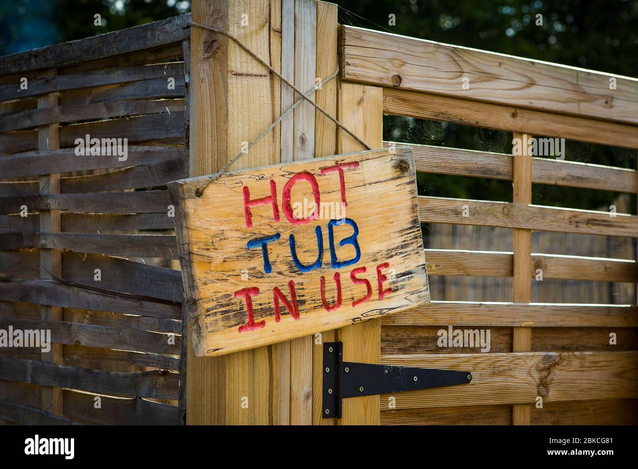 Bañera de hidromasaje en uso letrero en Wowo's, un campamento familiar glamoroso en Sussex Foto de stock