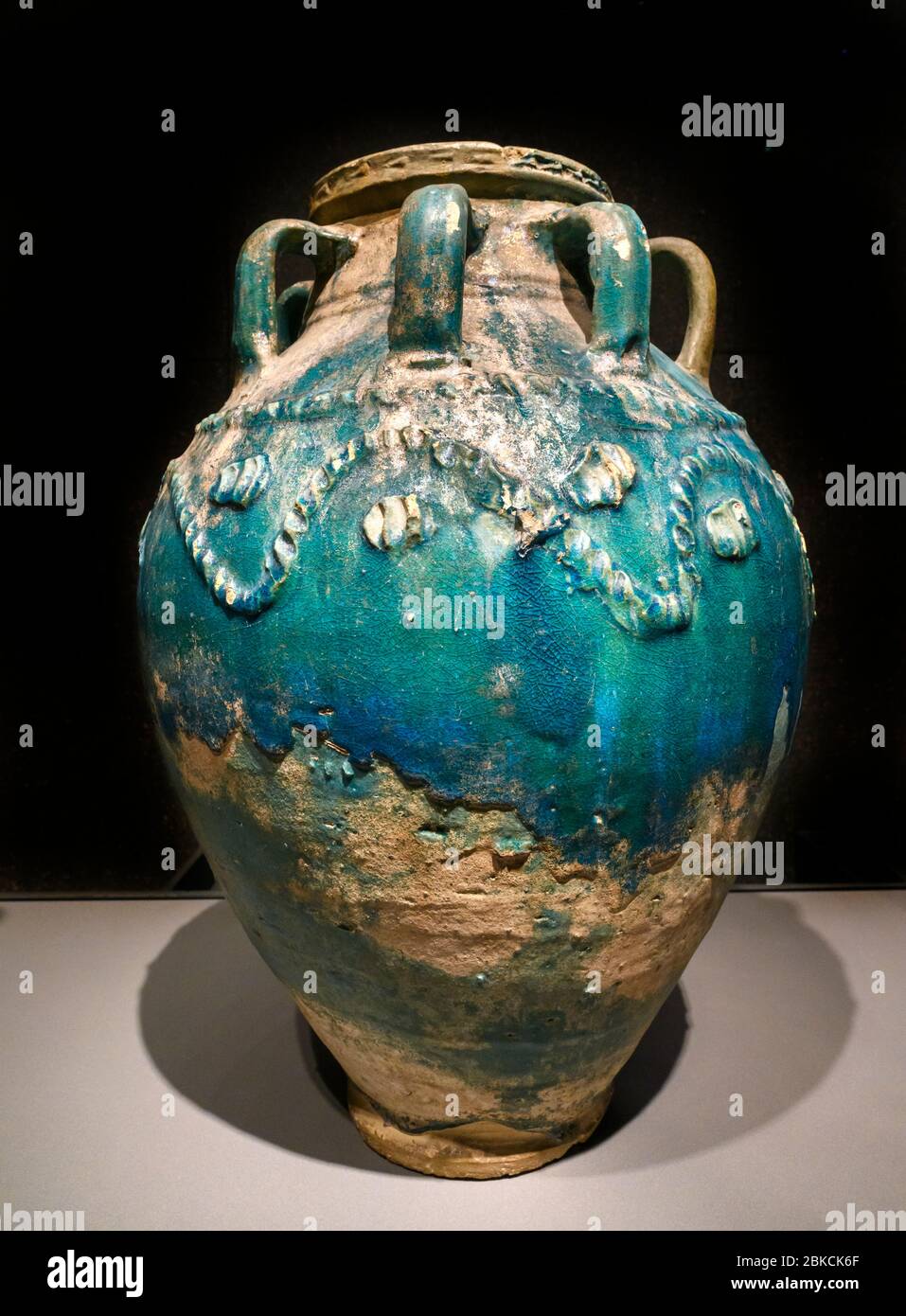 Tarro de barro con esmalte monocromo, siglo VIII o 9, Irak Foto de stock