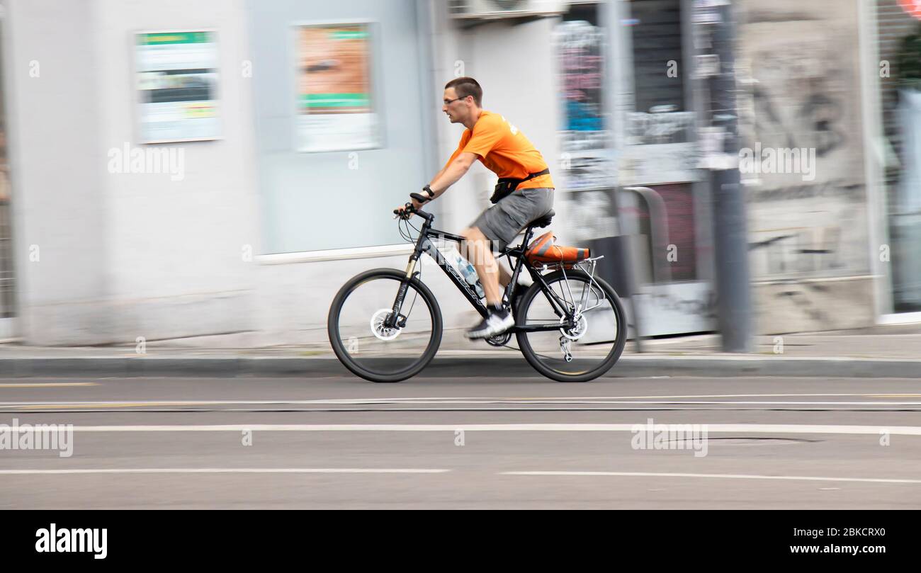 Un hombre monta en bicicleta en Foto de stock 2024629610