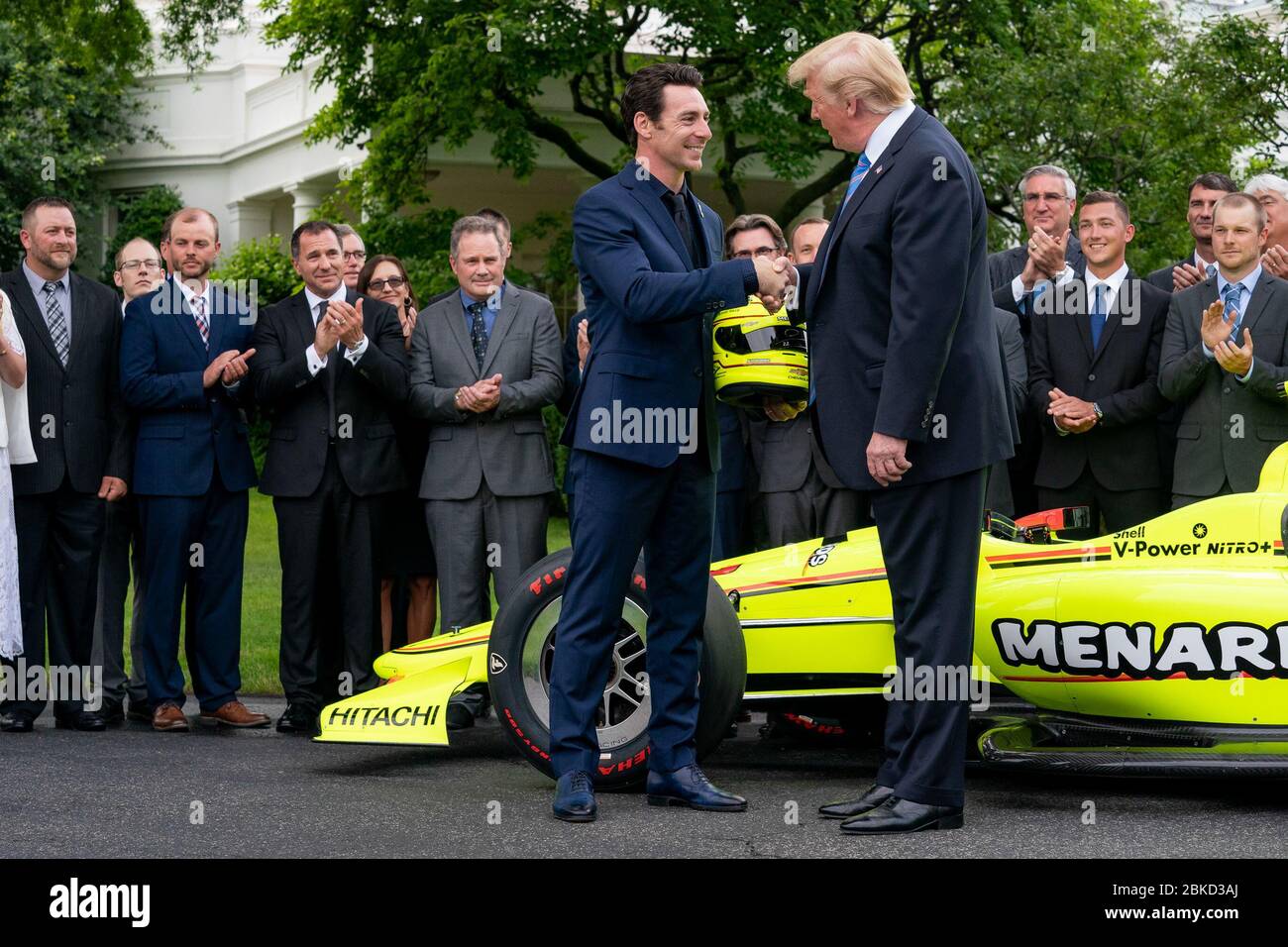 El presidente Donald J. Trump da la bienvenida al piloto de carreras Simon Pagenaud y al 103° equipo de campeones de Indianápolis 500 y su coche de carreras el lunes 10 de junio de 2019 a la Casa Blanca. El presidente Trump y el Indy 500 Winner Foto de stock