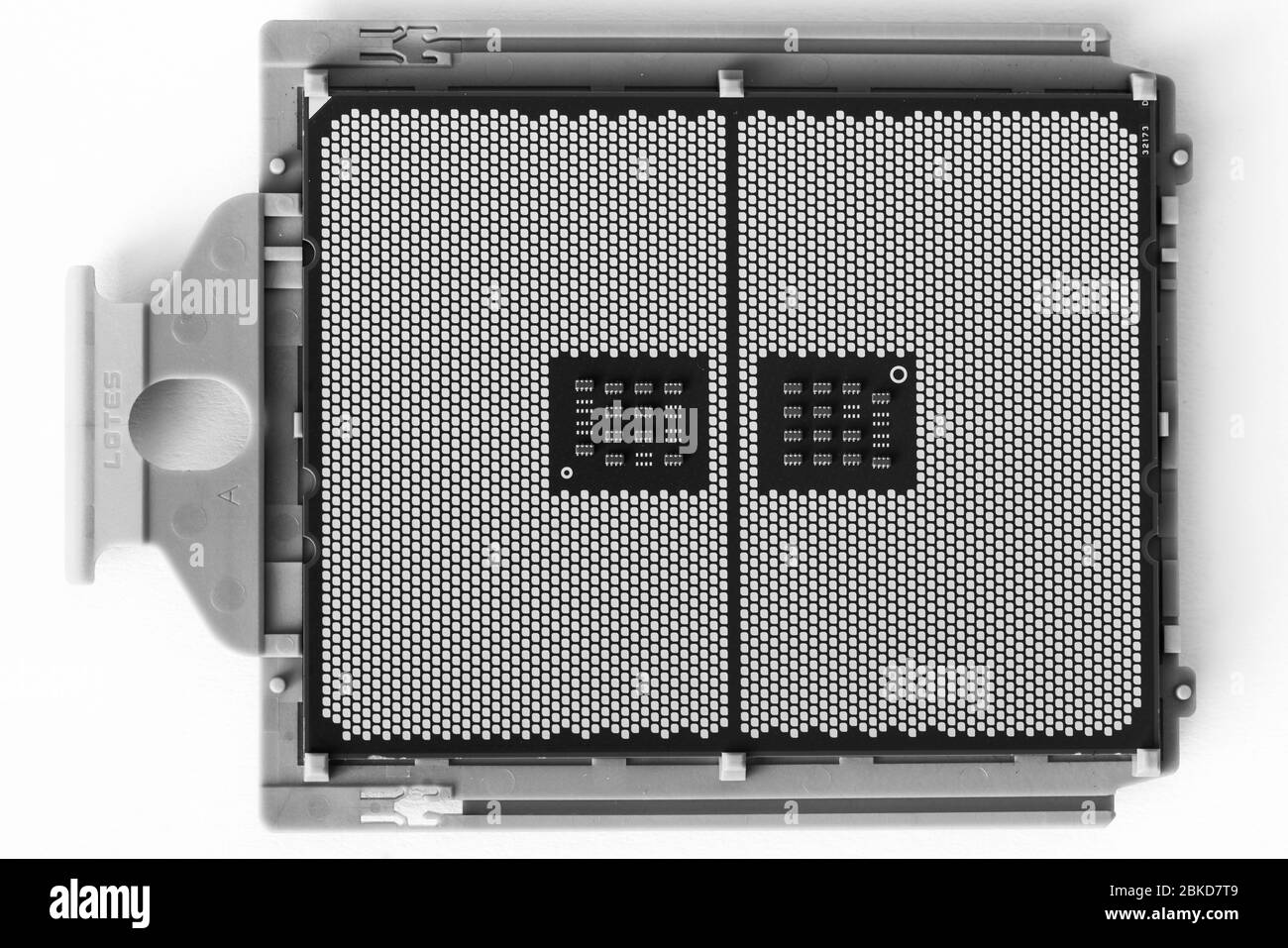 El procesador es un pequeño chip que reside en ordenadores y otros dispositivos electrónicos Foto de stock