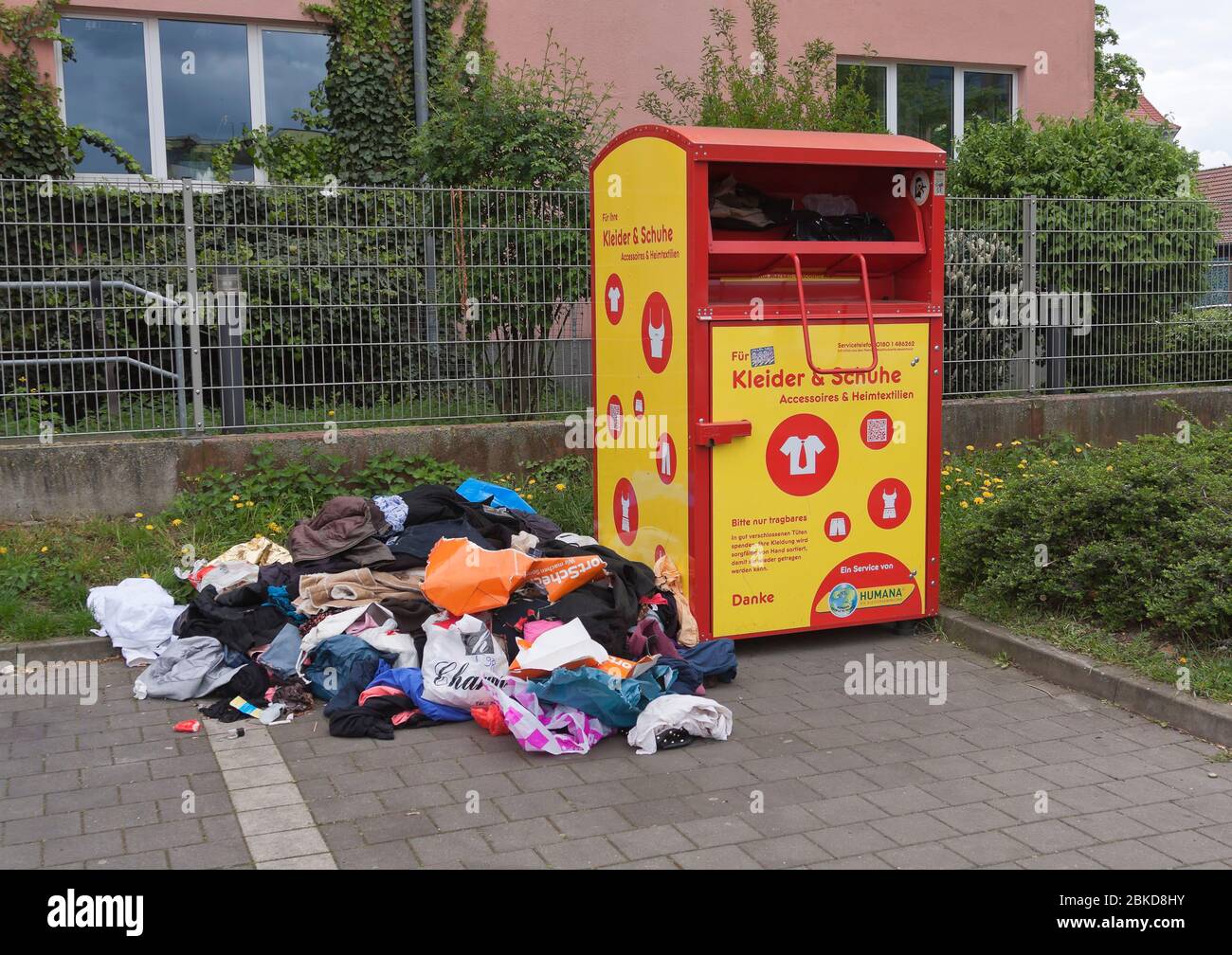 Caja de recogida humana para ropa usada en Berlín Fotografía de stock -  Alamy