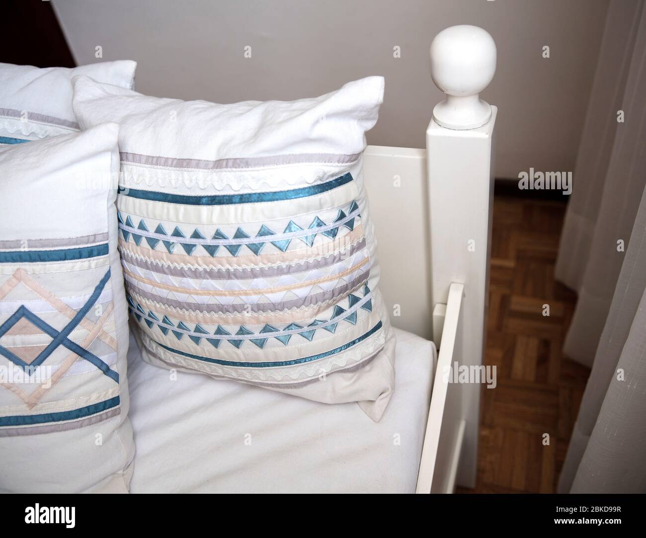 cama individual en esquina con almohadas con bordes Foto de stock