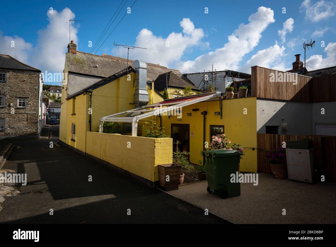 Padstow, Cornwall, Reino Unido. 01/05/2020. Normalmente un gran evento en el calendario de Cornualles, Obby OSS día de este año fue abandonado y las calles permanecieron vacías Foto de stock