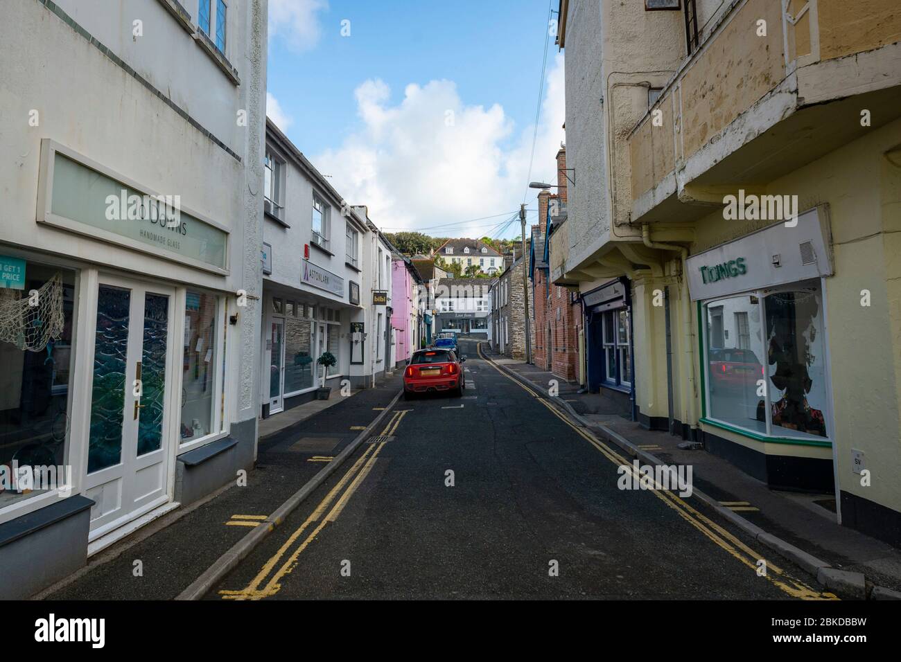 Padstow, Cornwall, Reino Unido. 01/05/2020. Normalmente un gran evento en el calendario de Cornualles, Obby OSS día de este año fue abandonado y las calles permanecieron vacías Foto de stock