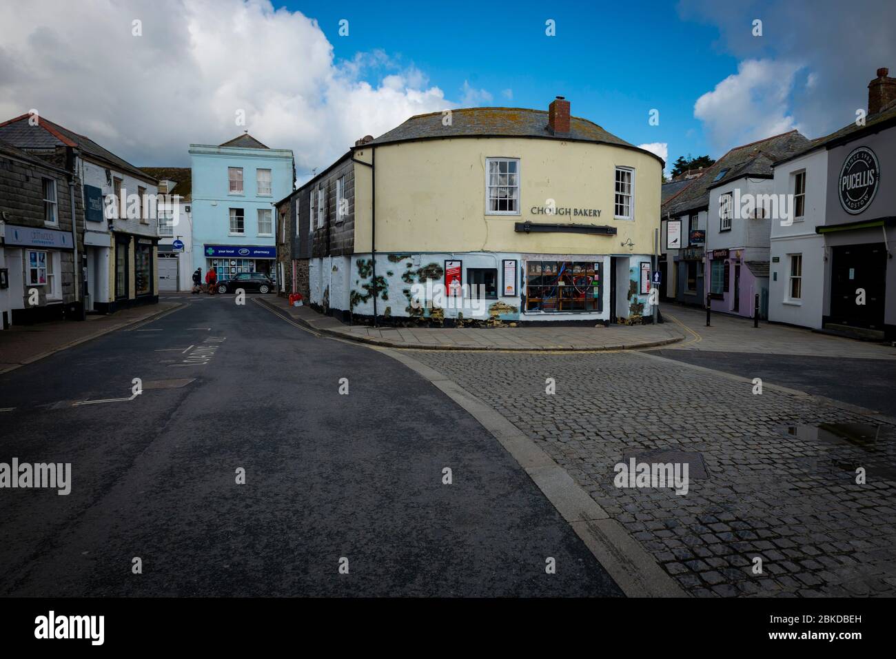 Padstow, Cornwall, Reino Unido. 01/05/2020. Normalmente un gran evento en el calendario de Cornualles, Obby OSS día de este año fue abandonado y las calles permanecieron vacías Foto de stock