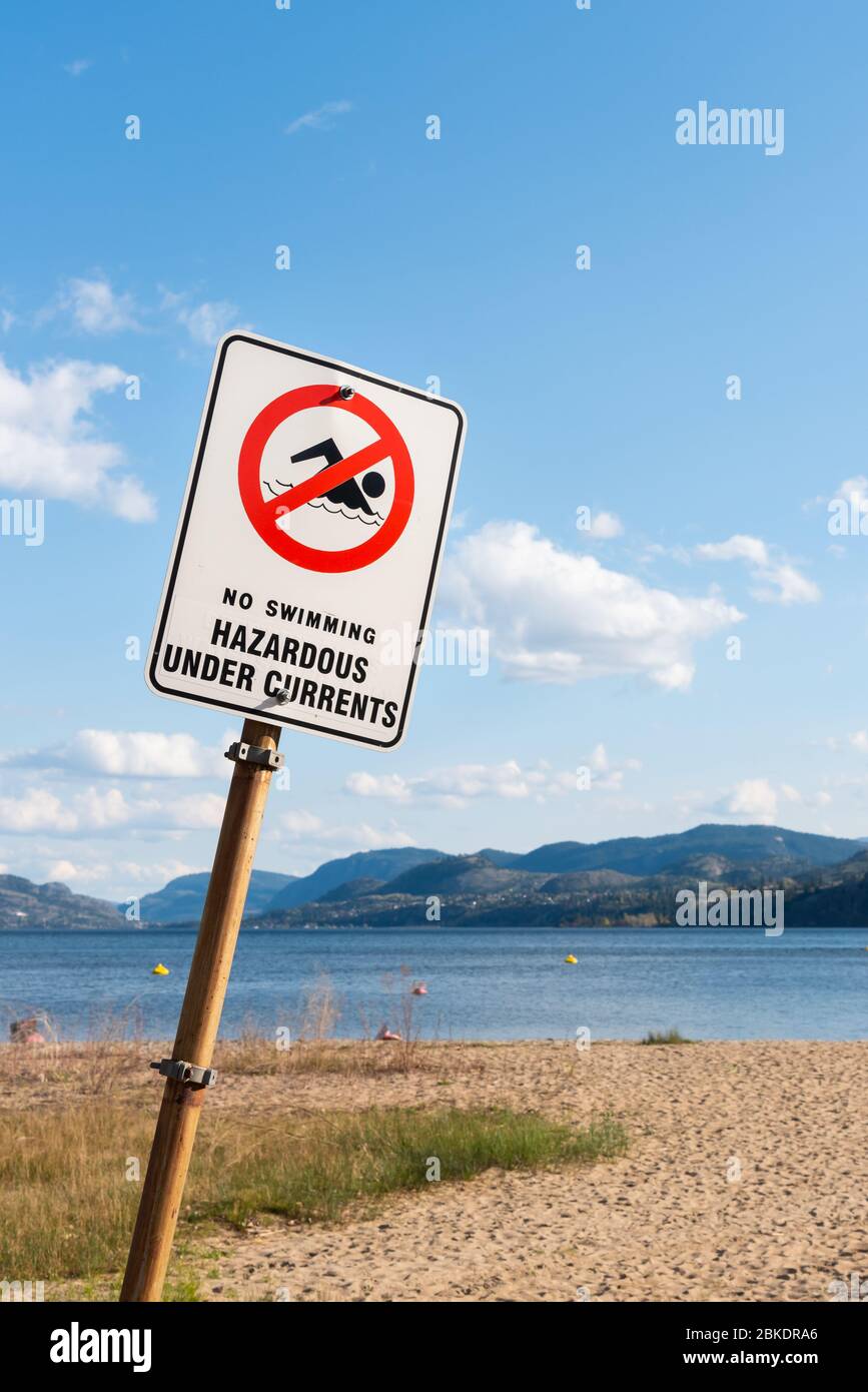 Señales de advertencia de seguridad de agua de corrientes insalubre peligrosas en la playa Foto de stock