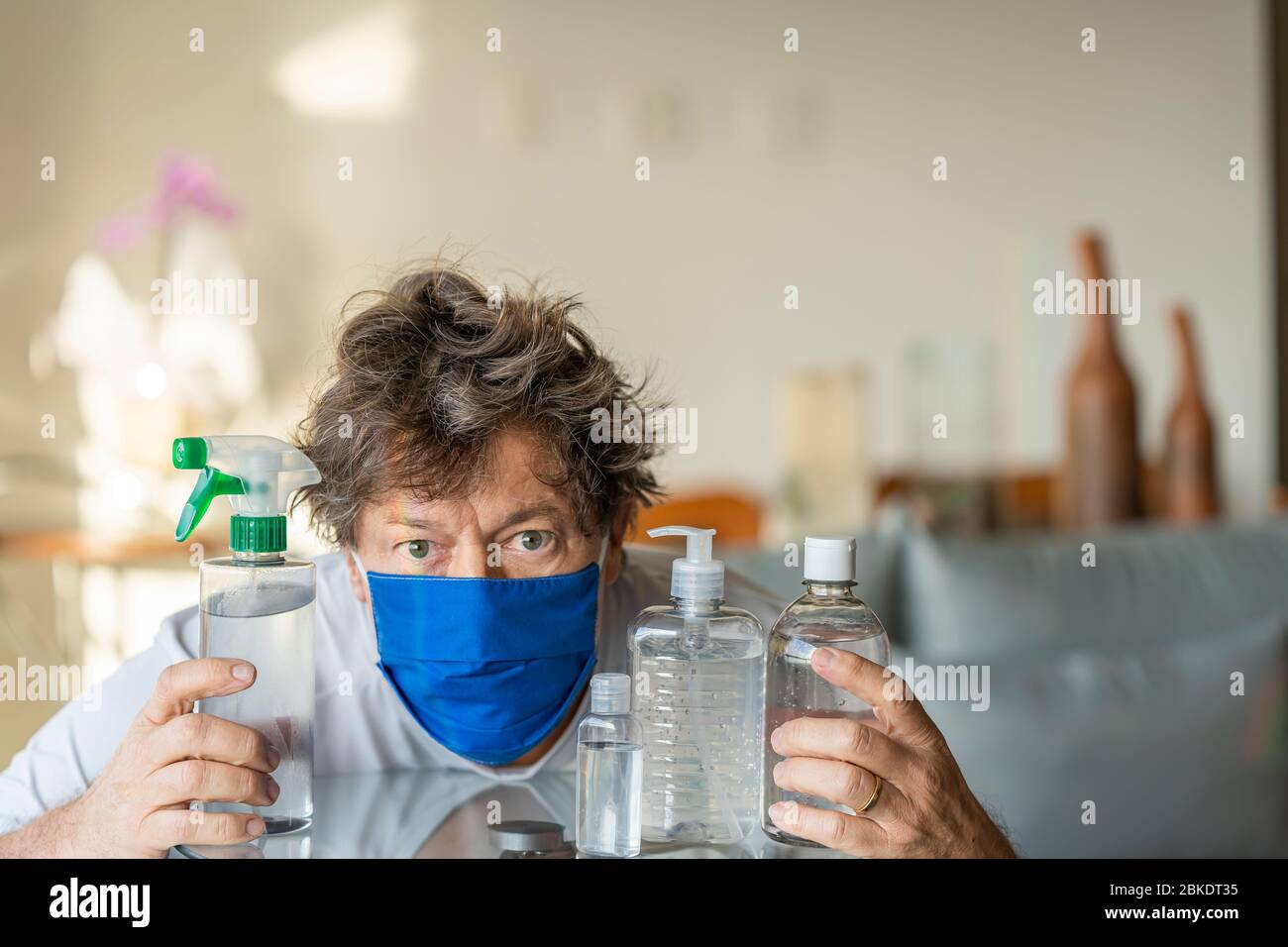 Cuadro vírico, gérmenes, desinfectantes Coronavirus, desinfectantes Covid-19, alcohol rociado para matar coronavirus o COVID-19, virus y concepto COVID-19. Foto de stock