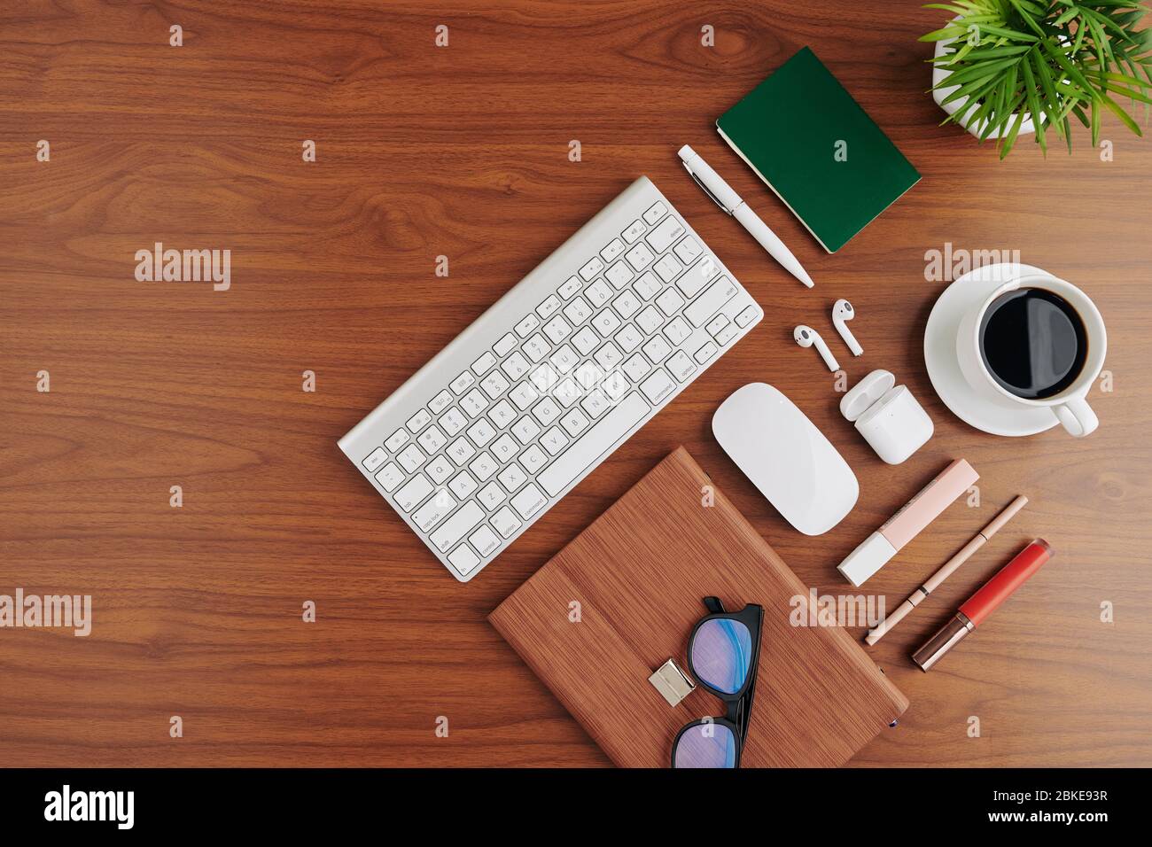 Artículos de oficina, taza de café negro, teclado y tableta digital en  funda de cuero en el escritorio de la oficina, vista desde arriba  Fotografía de stock - Alamy