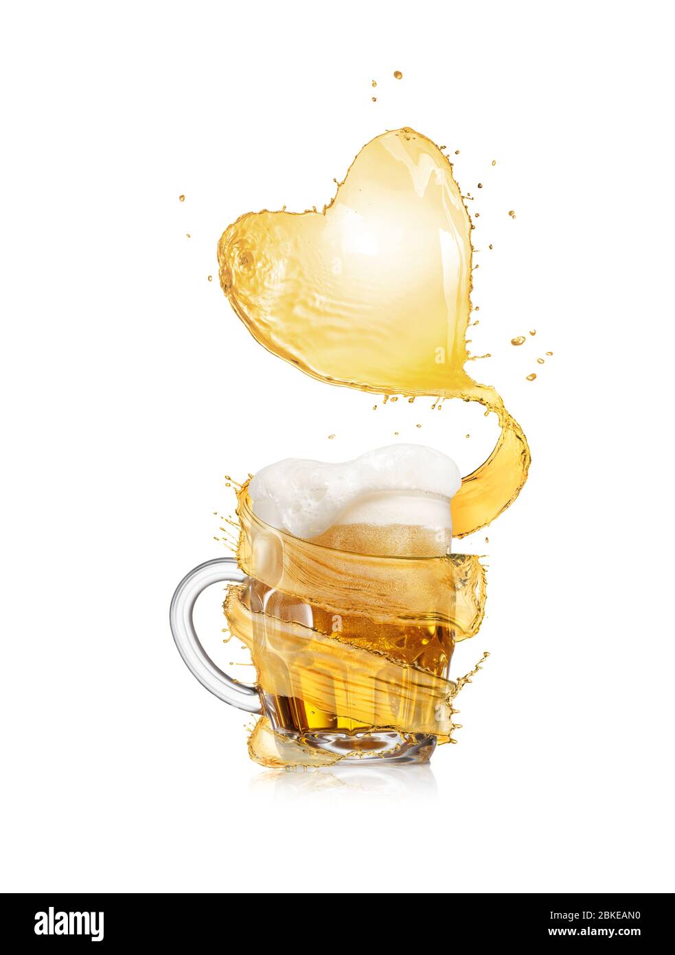 Un toque de corazón de cerveza ligera sobre una taza de cristal lleno de  bebida fresca Fotografía de stock - Alamy