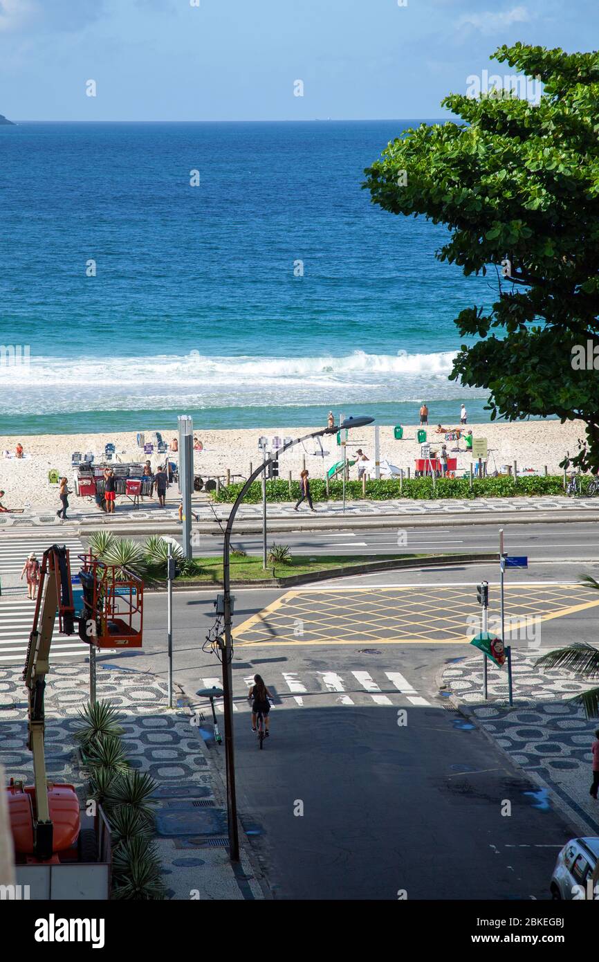 Playa de Ipanema vista desde la calle en Río de Janeiro, Brasil Foto de stock