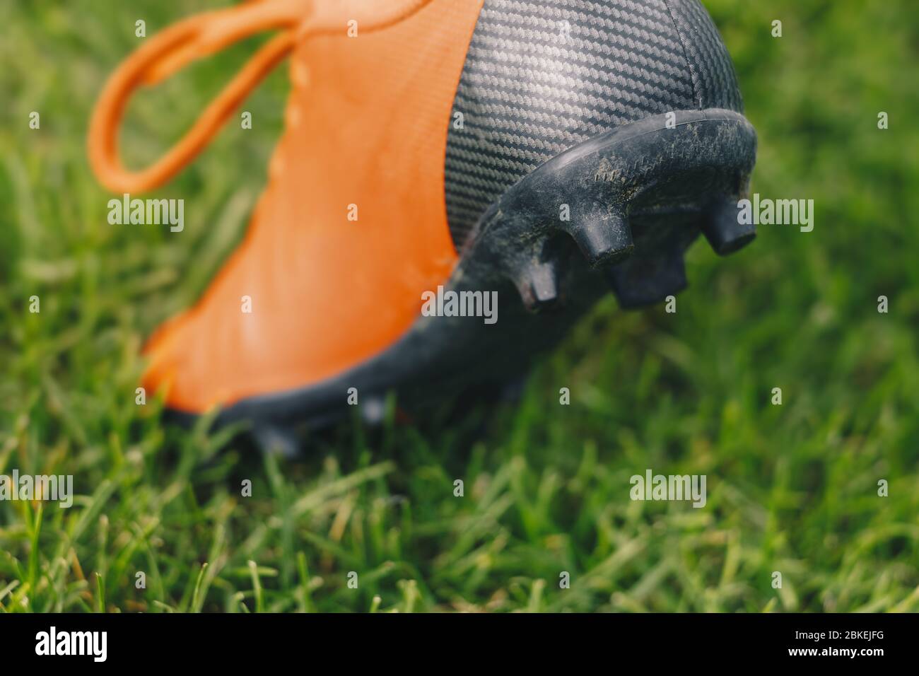 Botas con tacos de fútbol rojo en campos de césped Fotografía de stock -  Alamy