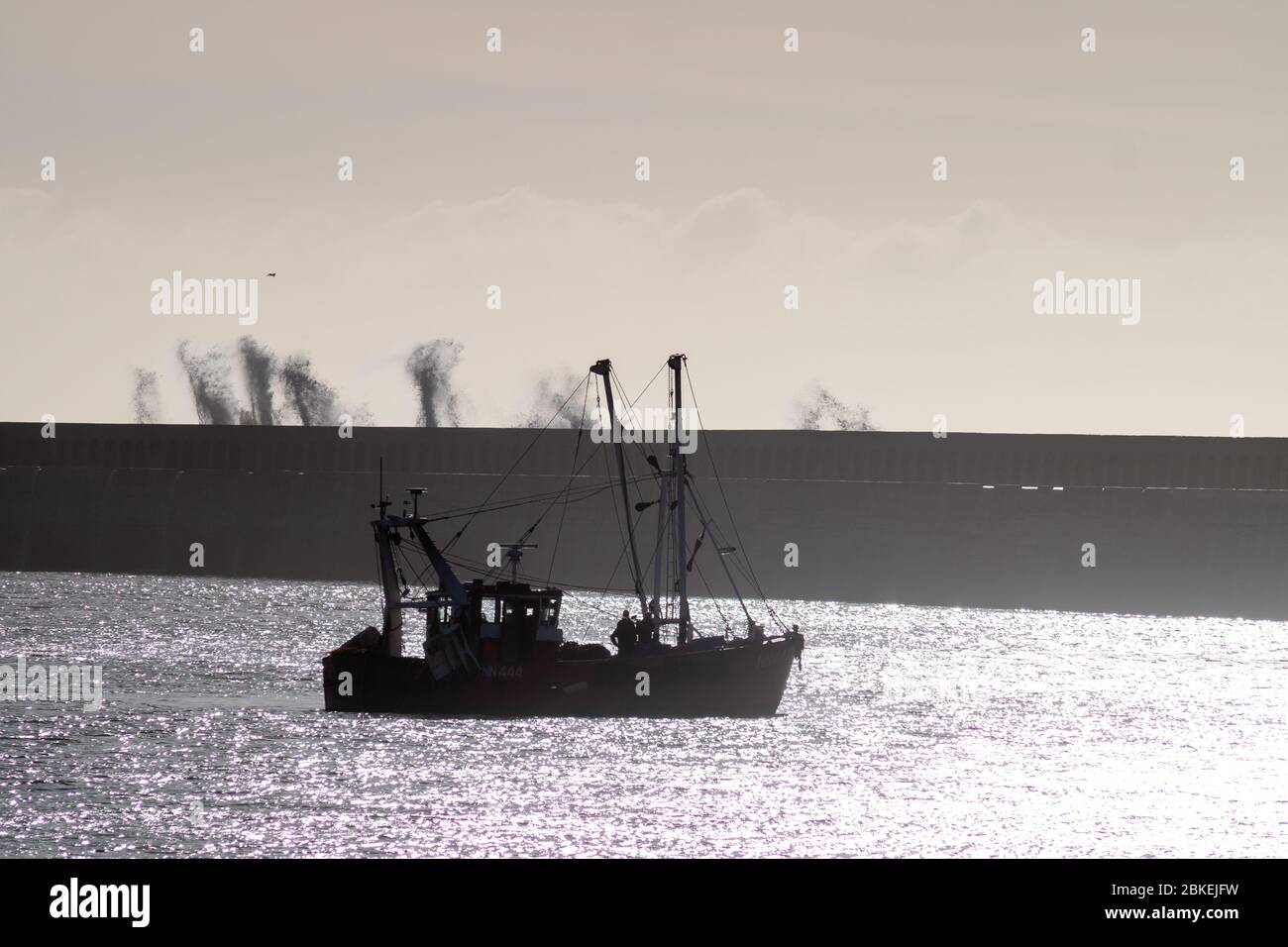 Pequeño barco de pesca en el puerto de Newhaven Foto de stock