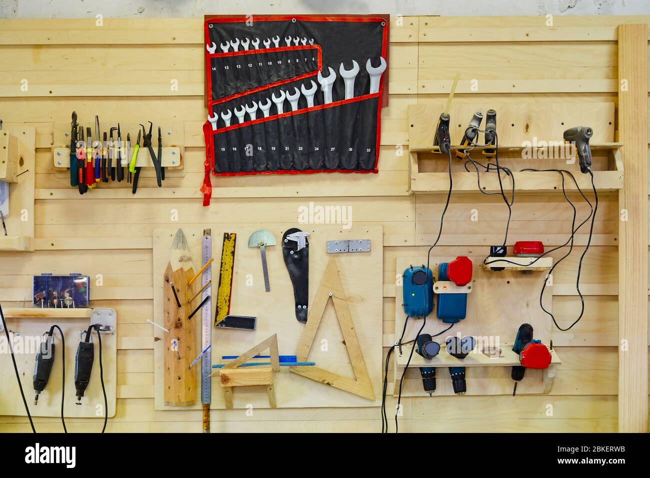 Tallar herramientas colgando en el soporte de pared. Los cinceles,  alineados en el titular. Vista de la pared con herramientas Fotografía de  stock - Alamy