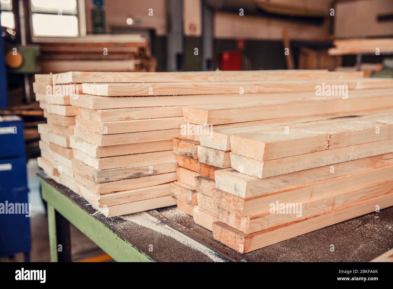 proceso de aserrado de una tabla de madera. concepto de carpintería y  fabricación de muebles de bricolaje 14263854 Foto de stock en Vecteezy