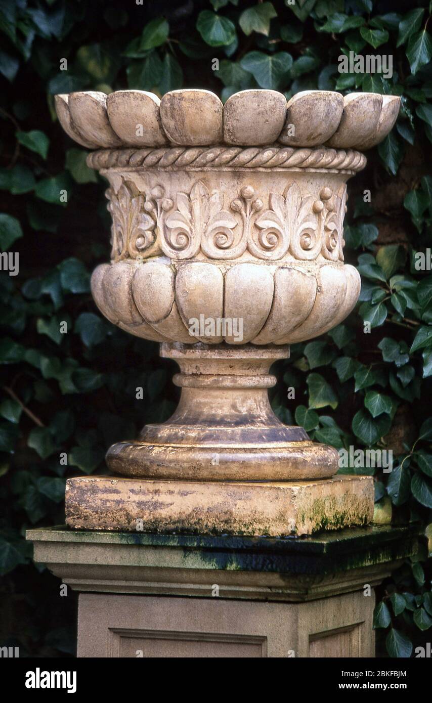 Adornos clásicos de piedra en el jardín Foto de stock