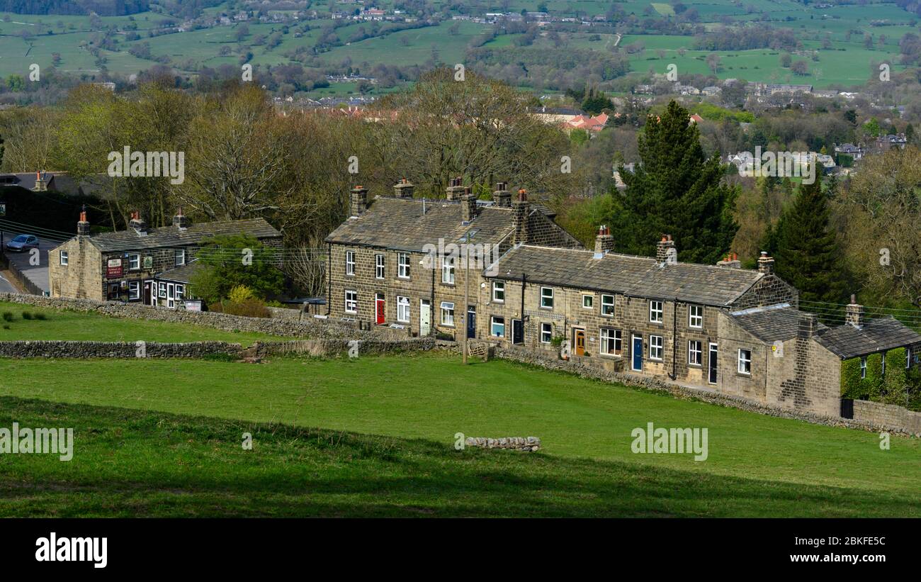 Vista alta de Burley Woodhead caserío (tradicionales casas de piedra en terrazas y pub Hermit) en la pintoresca ladera del valle rural - West Yorkshire, Inglaterra, Reino Unido. Foto de stock