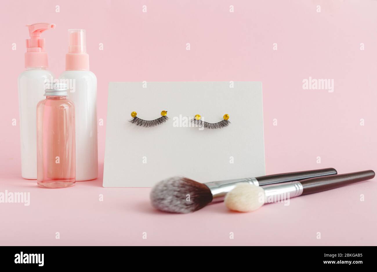 Productos cosméticos de belleza, pestañas falsas, cepillo de maquillaje  sobre fondo rosa. Productos de belleza, cosméticos para maquillaje de ojos,  extensiones de pestañas, belleza Fotografía de stock - Alamy