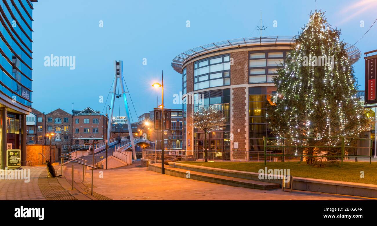 Árbol de Navidad en Brewery Wharf y Brewery Place, Leeds, una moderna remodelación de este centro de la ciudad Foto de stock