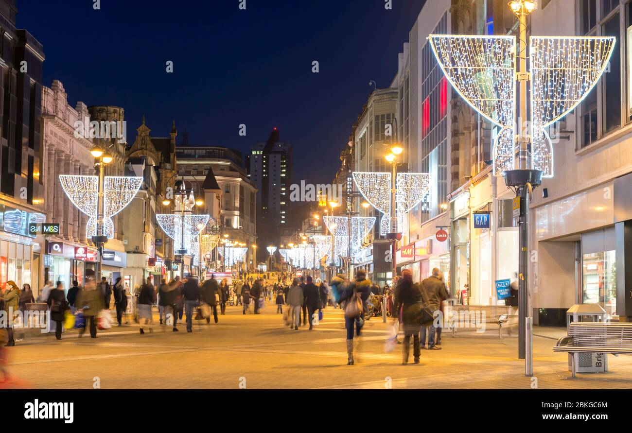 Adornos navideños y compradores en Briggate en el centro de Leeds, West Yorkshire Foto de stock