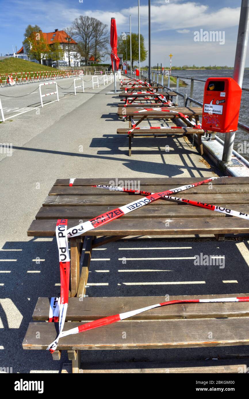 Porque la protección de corona mide asientos cerrados en el muelle del ferry en Zollenspieker Kirchwerder, Hamburgo, Alemania, Europa / Wegen Corona-Schutzmaßn Foto de stock
