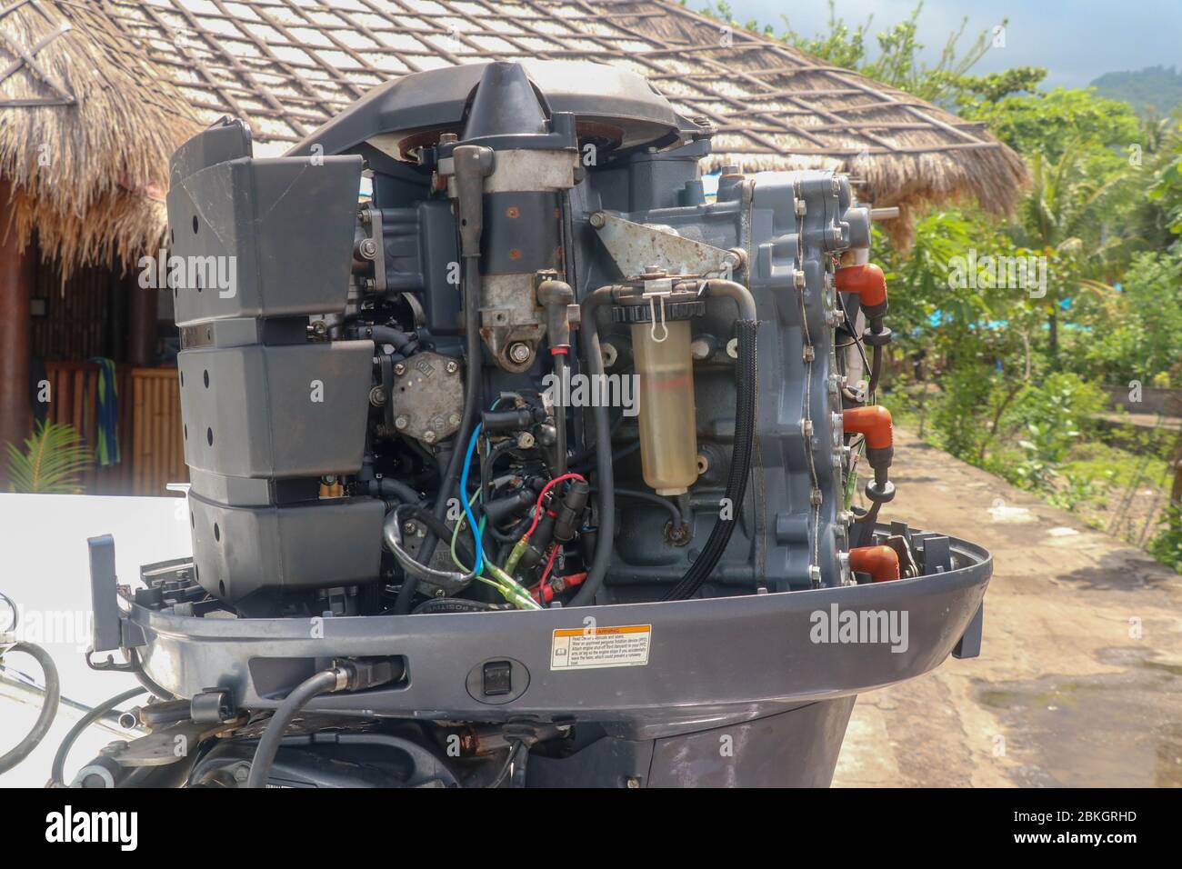 Motor de barco fueraborda usado 200 HP - 2 tiempos. Motor pesado Yamaha de  dos tiempos. Potente motor de barco suspendido en popa de barco. Piezas  metálicas del motor y e Fotografía de stock - Alamy